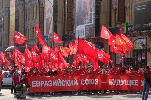 У Запоріжжі десятки пенсіонерів вийшли на мітинг з червоними прапорами