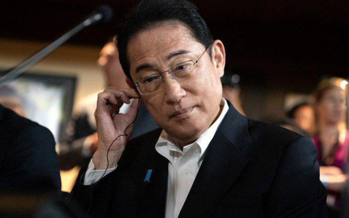 Прем’єр Японії хоче замінити 15 міністрів через скандал з “фондом хабарів”