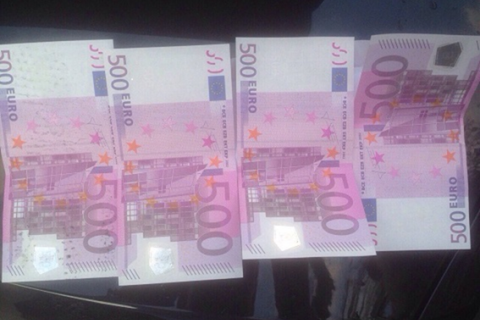 У Києві впіймали двох міняйл з фальшивими купюрами по 500 євро