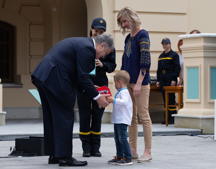 Президент вручает подарки Дарье Тутко и ее сыну Марку