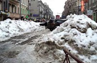 В центре Санкт-Петербурга до сих пор лежит прошлогодний снег