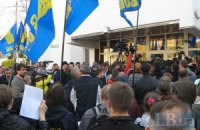 Здание МВД в Киеве пикетируют 15 тыс человек