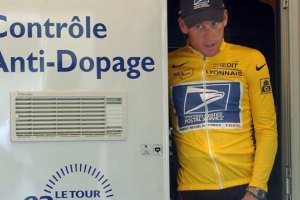 Директора Армстронга отстранили от велоспорта