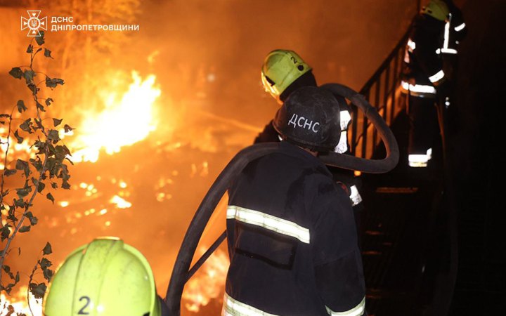Російський дрон атакував рятувальників під час гасіння пожежі на Дніпропетровщині