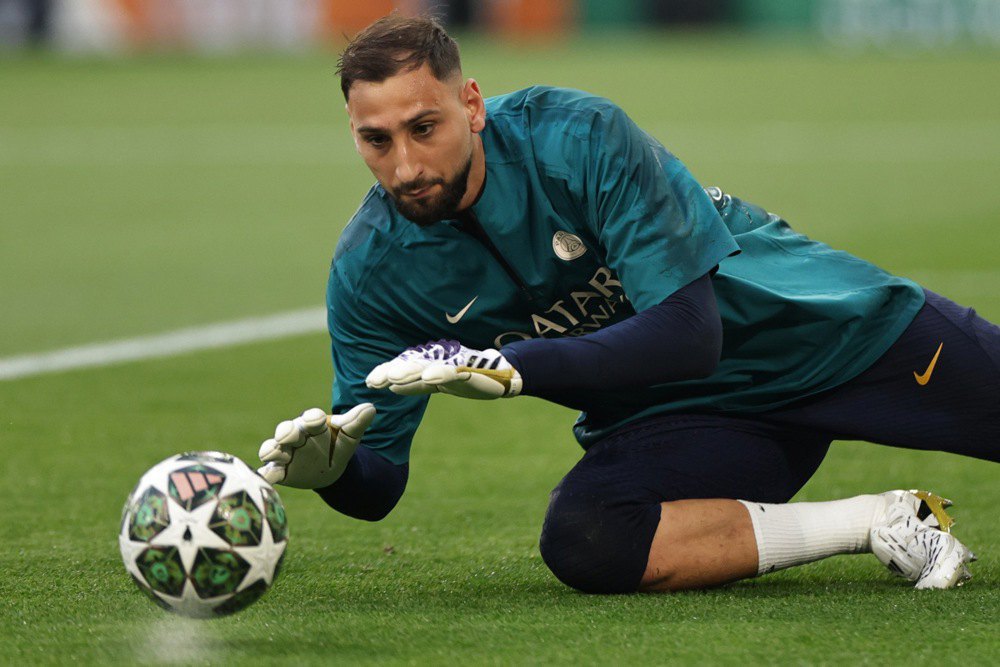 Голкіпер ПСЖ Джанлуїджі Доннарумма готується рятувати свою команду