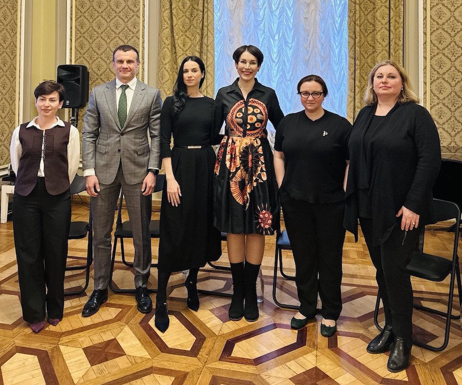 Фото з презентації проєкту CultHub в Національній опері України. Зліва направо: заступник керівника ОП Олена Ковальська, партнер
проєкту, власник компанії “Карпатська джерельна” Сергій Устенко, прима-балерина Національної опери України Наталія Мацак, шеф-редактор Lb.ua Соня Кошкіна, виконувачка обов'язків гендиректора Нацмузею
мистецтв імені Богдана та Варвари Ханенків Юлія Ваганова, провідна солістка Національної опери України, Народна артистка України Людмила Монастирська. 13 травня 2025 року