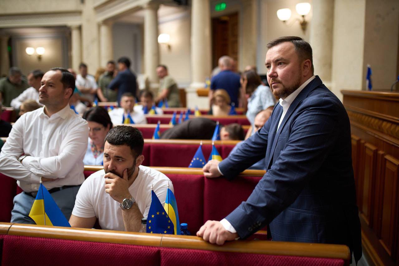 Денис Маслов (праворуч)