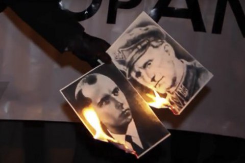 Польские националисты сожгли портреты Бандеры и Шухевича у украинского посольства в Варшаве