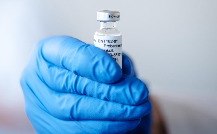 Фармацевт компанії Biontech демонструє ампулу з вакциною на проти COVID-19 у Майнці, Німеччина, 02 грудня 2020