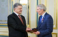 Порошенко нагородив сенатора США Портмана орденом "За заслуги"
