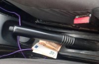 На Прикарпатье пьяный водитель скутера бросил в авто патрульных евро, пытаясь дать взятку