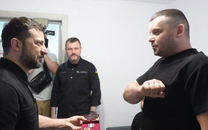 Зеленський нагородив військових орденами "За мужність"