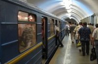 ​На станции метро "Дорогожичи" с потолка течет вода