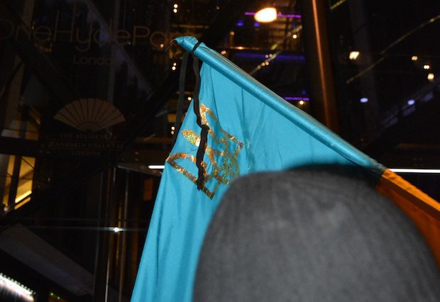 Активисты принесли украинский флаг с траурной лентой в знак памяти о погибших на Майдане