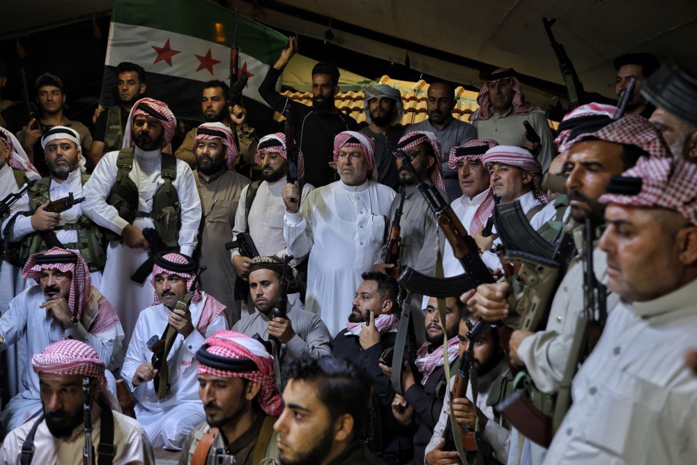 Лідери племен зібралися у штаб-квартирі Сирійської ради племен і кланів в Ідлібі, Сирія, 18 липня 2025 року під час оголошення
мобілізації на підтримку бедуїнських племен у Cувейді.