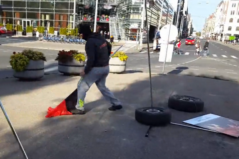 Полиция Риги задержала мужчину, разрушившего выставку "Люди Майдана"