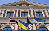 З нагоди тижня солідарності на будівлі мерії столиці Латвії встановили прапор України