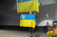 Британський актор Бенедикт Камбербетч підняв український прапор під час кінофестивалю у США