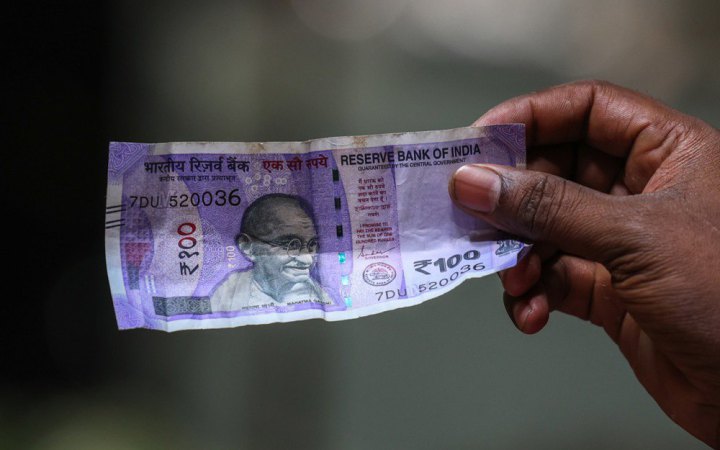 Індійська рупія впала до нового історичного мінімуму на тлі триваючого відтоку капіталу