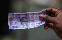 Індійська рупія впала до нового історичного мінімуму на тлі триваючого відтоку капіталу