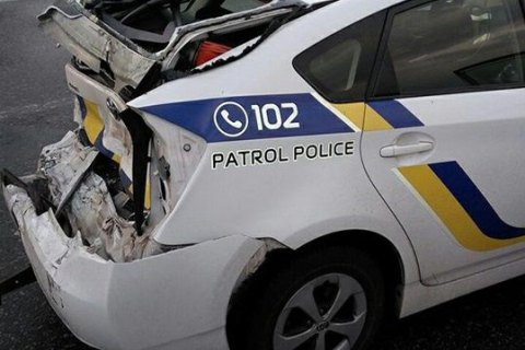 ​В Киеве грузовик протаранил полицейский Prius