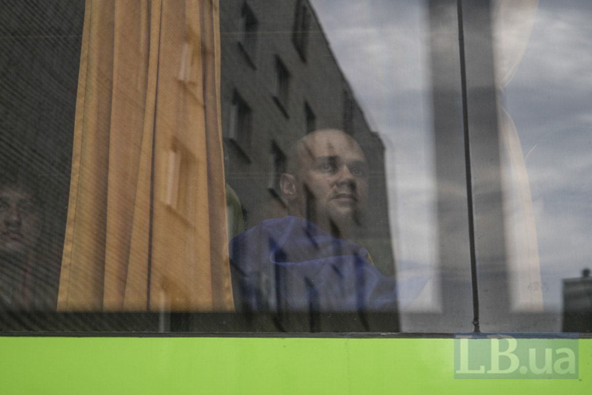 Звільнений з полону військовослужбовець прибуває в автобусі до місця зустрічі з рідними.