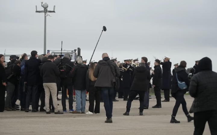 Макрон зустрів Зеленського на авіабазі ВПС Франції 