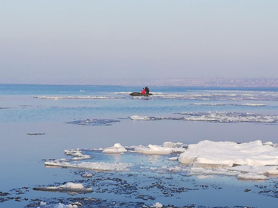 Спасатели сняли детей с дрейфующей льдины