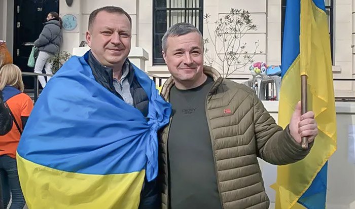 Петро Симчич та Володимир Букорос біля українського клубу в Лондоні. 