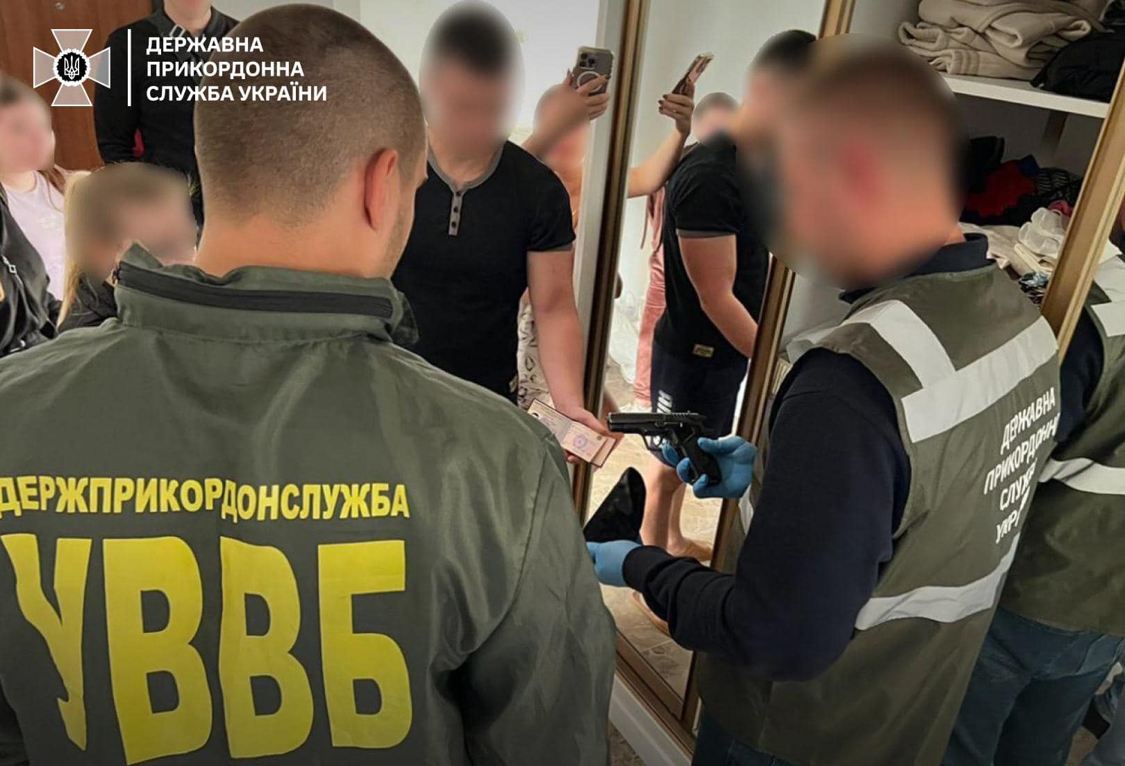 Правоохоронці відзвітували про викриття злочинного угрупуваня, яке нелегально переправляло чоловіків за кордон