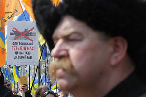 "Наша Украина" митинговала против харьковских соглашений, регионалы - за