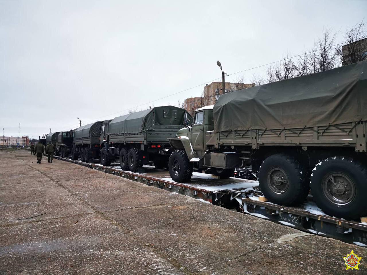 Російська техніка та військові прибувають для розміщення на базу полігону Обуз-Лісновський поблизу Барановичів, Білорусь.