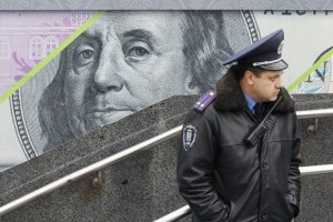 Межбанковский доллар обвалился до уровня апреля