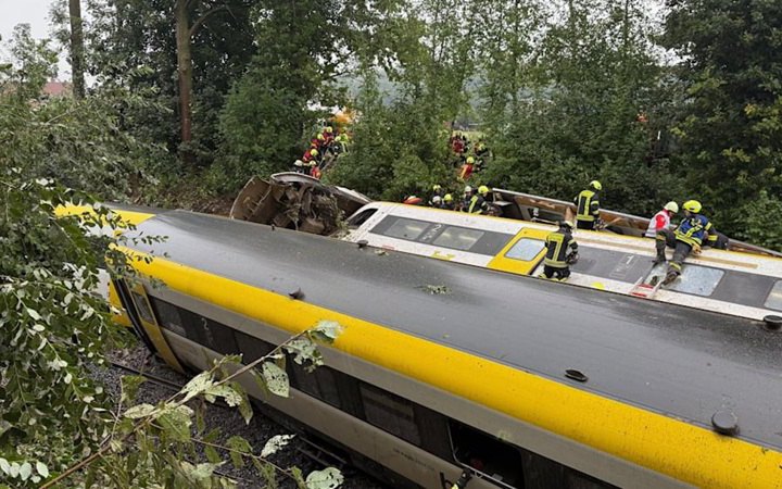 У Німеччині пасажирський потяг зійшов з рейок, є загиблі