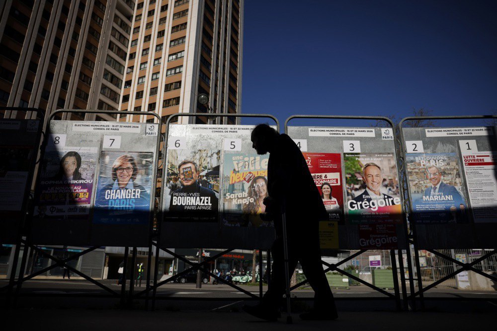 Муніципальний білборд з плакатами кандидатів у мери Парижа