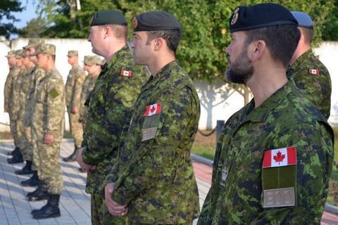 Порошенко попросив Трюдо продовжити роботу канадських військових інструкторів в Україні