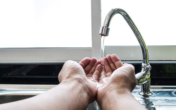 У чотирьох районах Києва впав тиск води через аварію в мережах ДТЕК