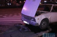 ​В Киеве 78-летний водитель ВАЗ не вписался в поворот и вылетел с дороги