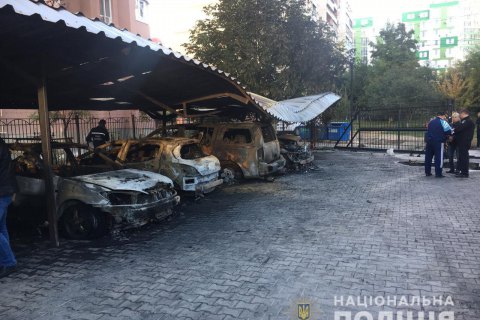 Вночі на автостоянці в Одесі згоріли п'ять автомобілів