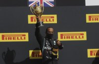 Гамільтон на трьох колесах виграв драматичну гонку Гран-прі Великобританії