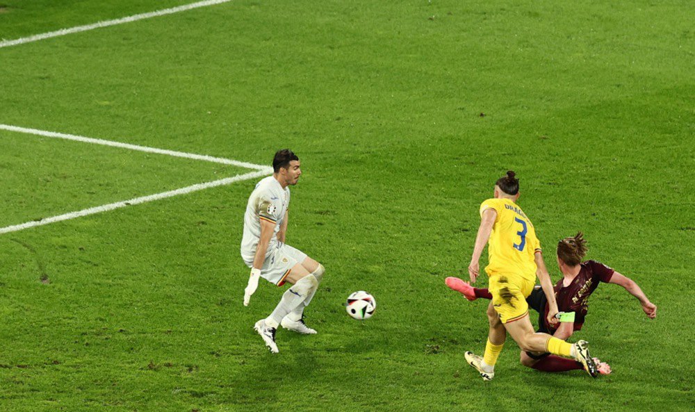 Кевін де Брюйне (праворуч) з Бельгії забиває гол під час футбольного матчу групи E Євро-2024 між Бельгією та Румунією в Кельні, Німеччина.
