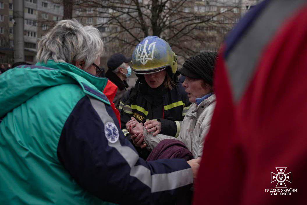 Рятувальники надають допомогу на місці ракетної атаки на Київ, 7 лютого 2024.