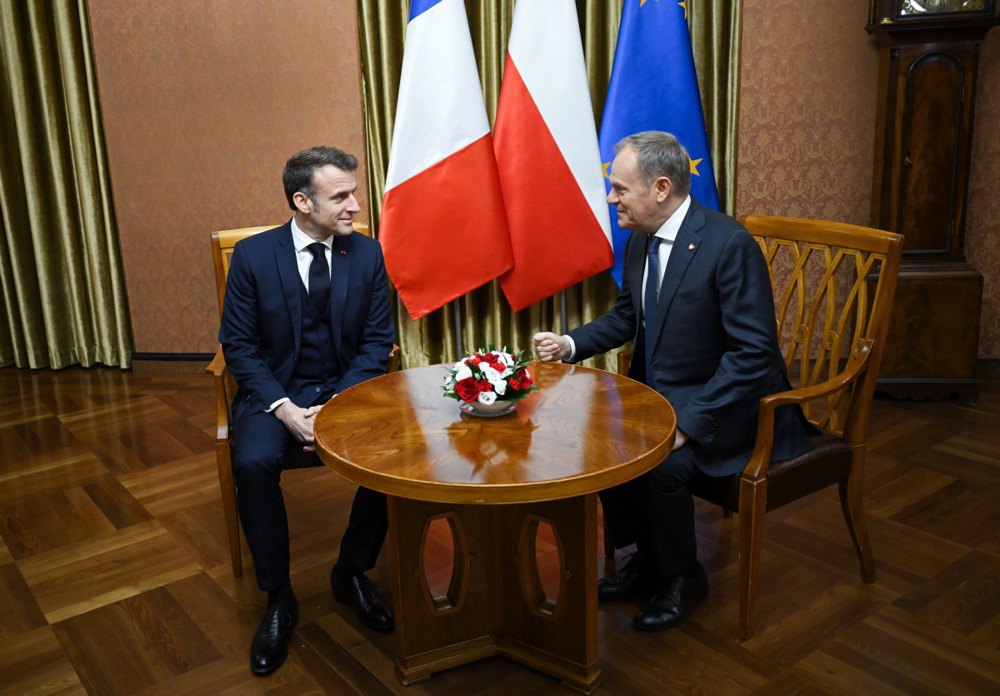 Прем'єр-міністр Польщі Дональд Туск і президент Франції Емманюель Макрон під час зустрічі в офісі прем'єр-міністра у Варшаві, 12 грудня 2024 р.