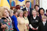 Янукович поздравил украинок с Днем матери