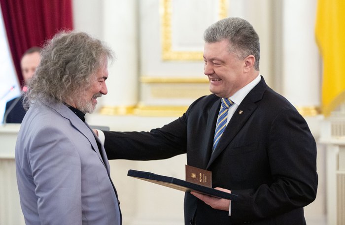 Петр Порошенко вручает орден Тарасу Петриненко