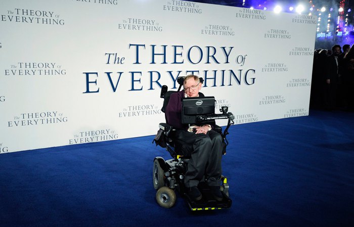 Стивен Хокинг на премьере *Вселенная Стиивена Хокинга* на площади Лестера в Лондоне, 09 декабря 2014.