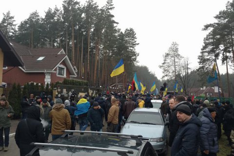 Луценко счел, что митинг у его дома на руку коррупционерам