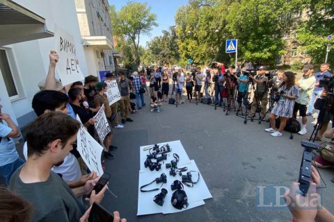 Киевские фотокоры вышли на акцию протеста из-за избиения журналиста "Букв"