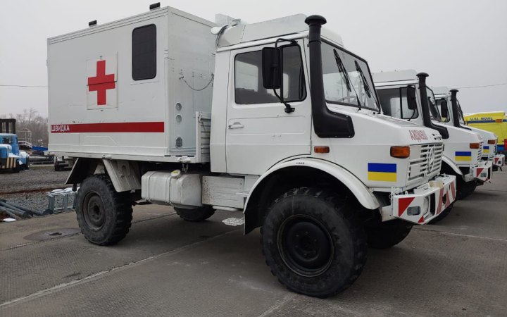 Україна отримала від Естонії три автомобілі швидкої допомоги