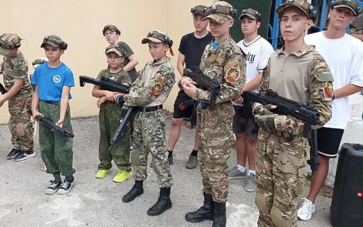 У Старобільську на Луганщині окупанти роздають повістки неповнолітнім хлопцям